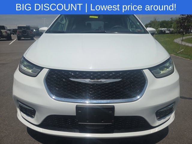 Used 2023 Chrysler Pacifica Touring-L FWD image 3