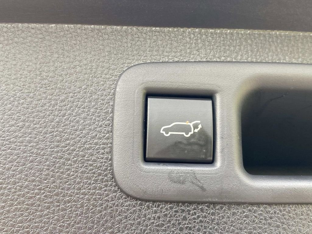 Used 2023 Toyota Highlander XLE FWD image 10