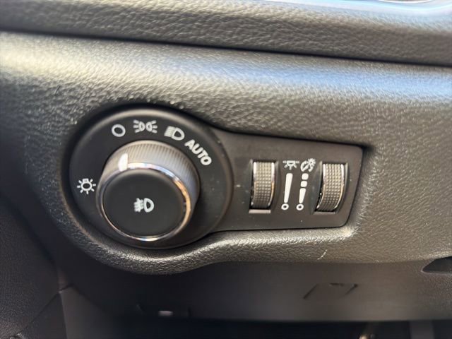 Used 2025 Chrysler Pacifica Limited FWD image 16