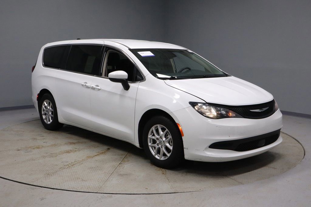 Used 2023 Chrysler Voyager LX image 7