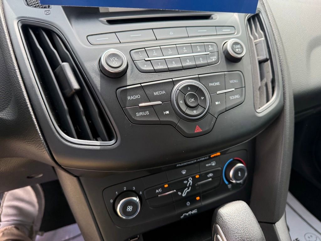 Certified 2017 Ford Focus SE FWD image 24