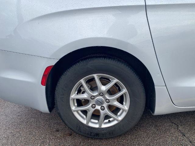 Used 2024 Chrysler Pacifica Touring-L image 9