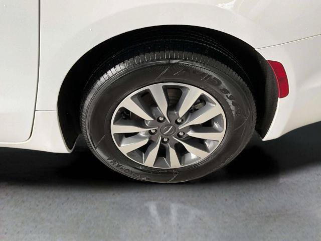 Used 2024 Chrysler Pacifica Limited FWD image 30