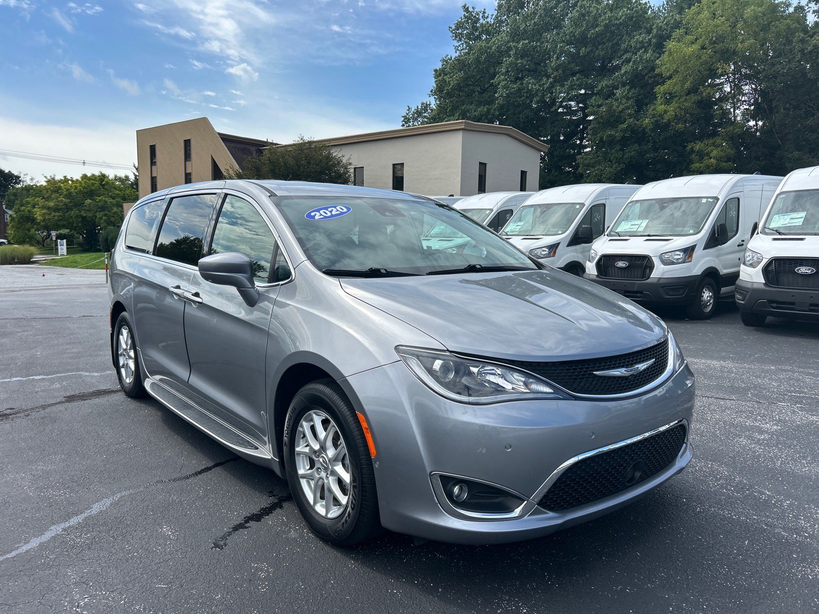 Used 2020 Chrysler Pacifica Touring w/ Advanced Safetytec Group FWD image 3