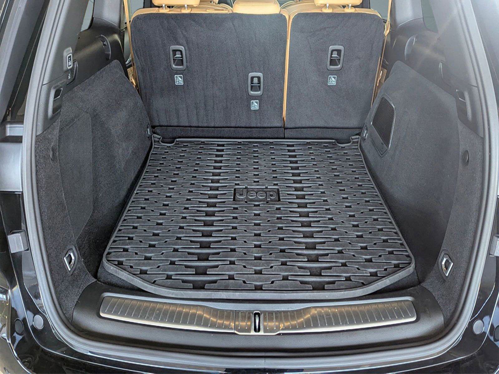 Used 2022 Jeep Grand Cherokee Summit w/ Luxury Tech Group V image 21