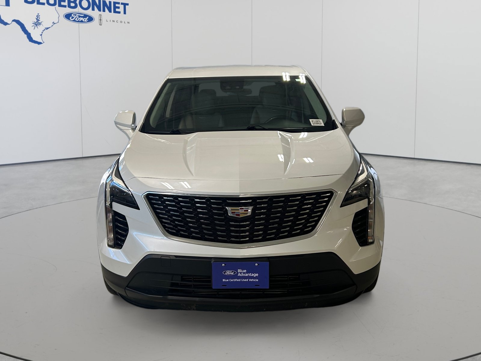 Used 2023 Cadillac XT4 Luxury w/ Cold Weather Package FWD image 2