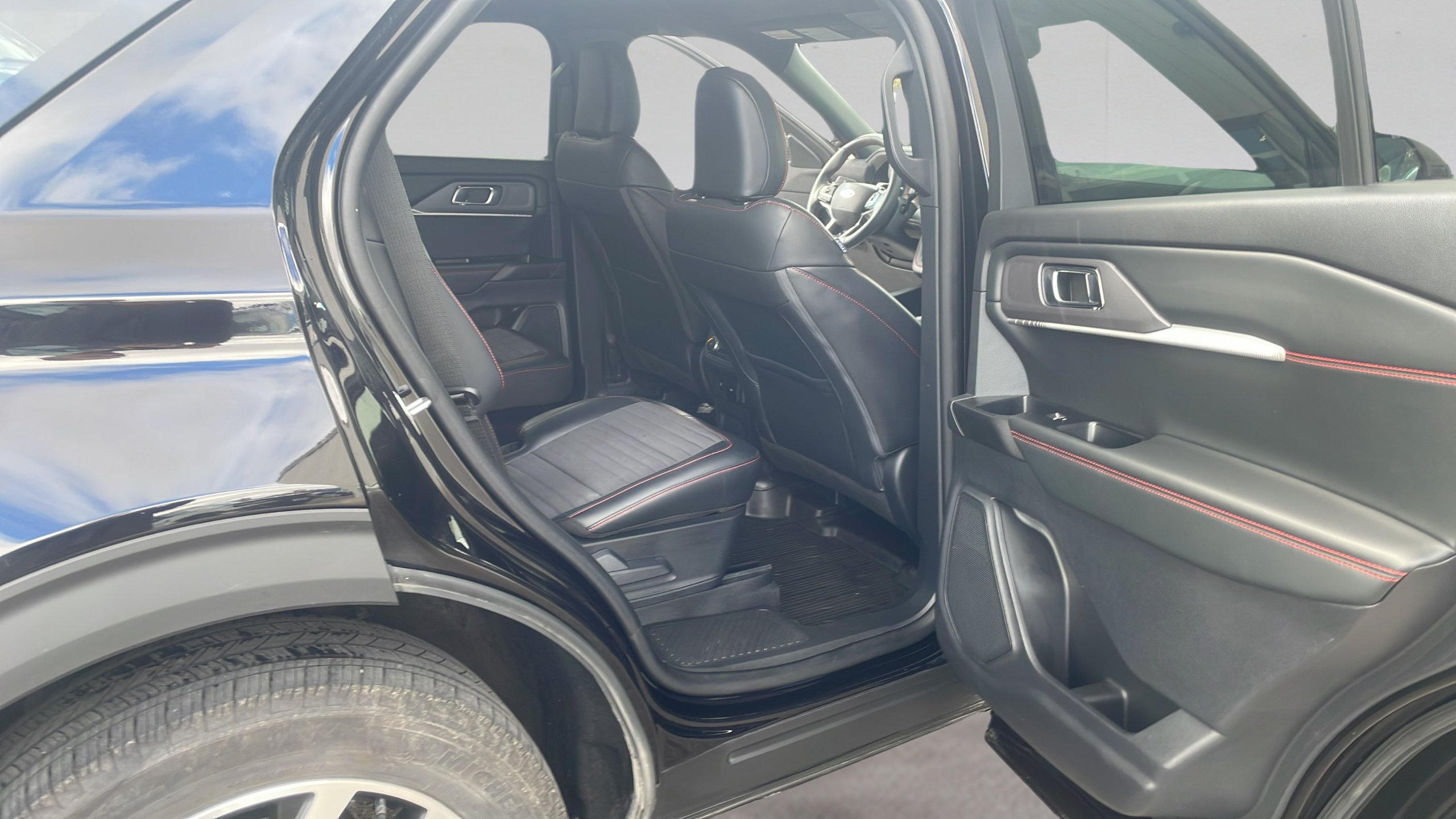 Certified 2025 Ford Explorer ST-Line AWD/4WD image 23