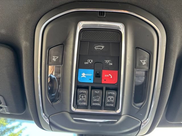 Used 2023 Jeep Grand Cherokee Limited AWD/4WD image 31