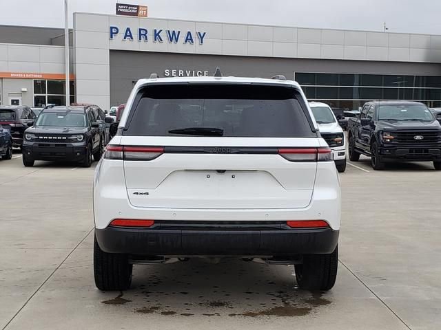 Used 2024 Jeep Grand Cherokee Altitude AWD/4WD image 7