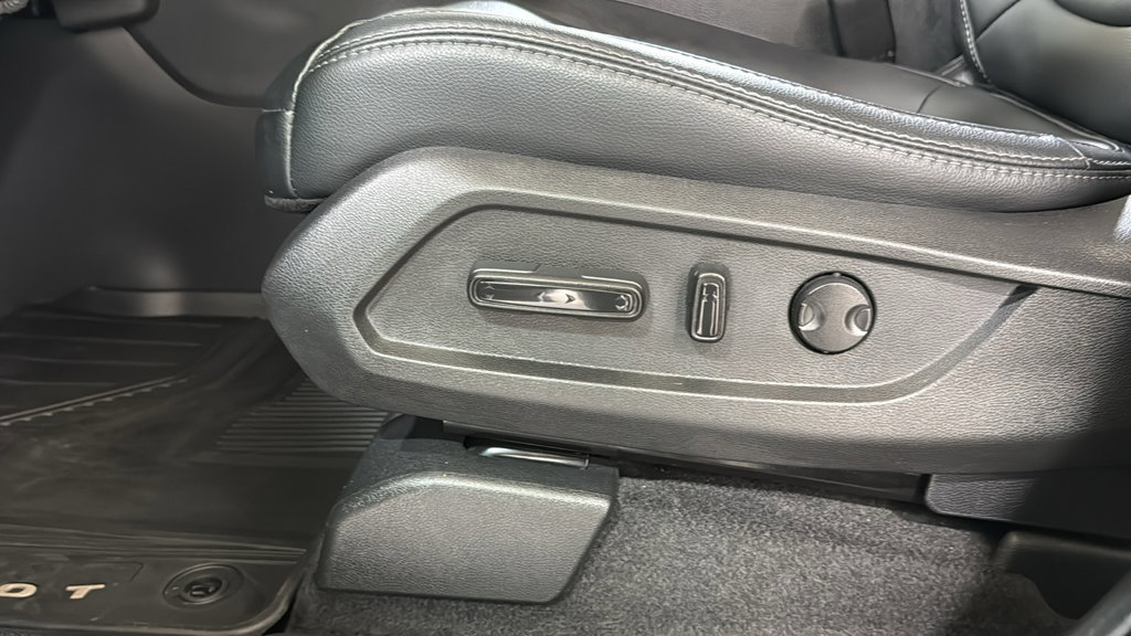 Used 2025 Honda Pilot EX-L image 16
