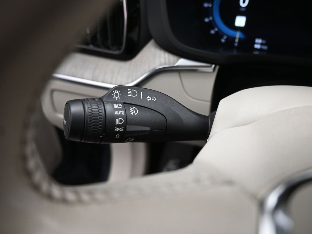 Used 2023 Volvo XC60 B5 Plus image 13