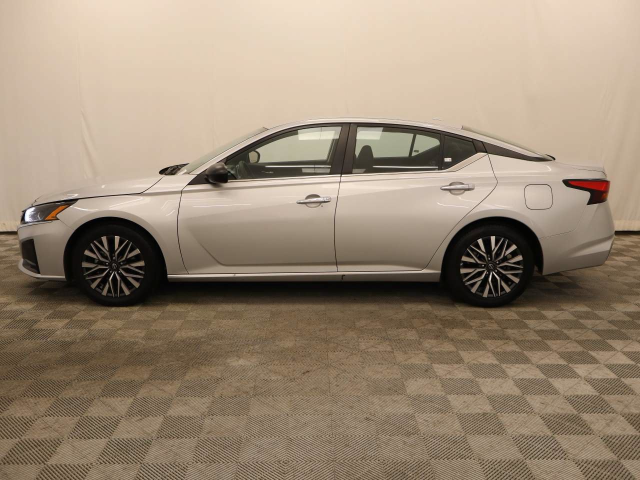 Used 2025 Nissan Altima 2.5 SV FWD image 2