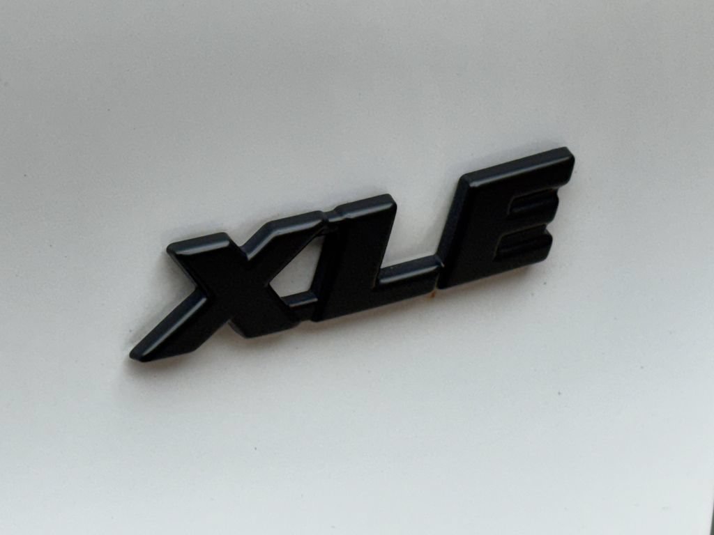 Used 2021 Toyota RAV4 XLE FWD image 3