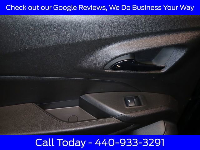 Used 2025 Chevrolet Trax RS w/ Sunroof Package FWD image 31