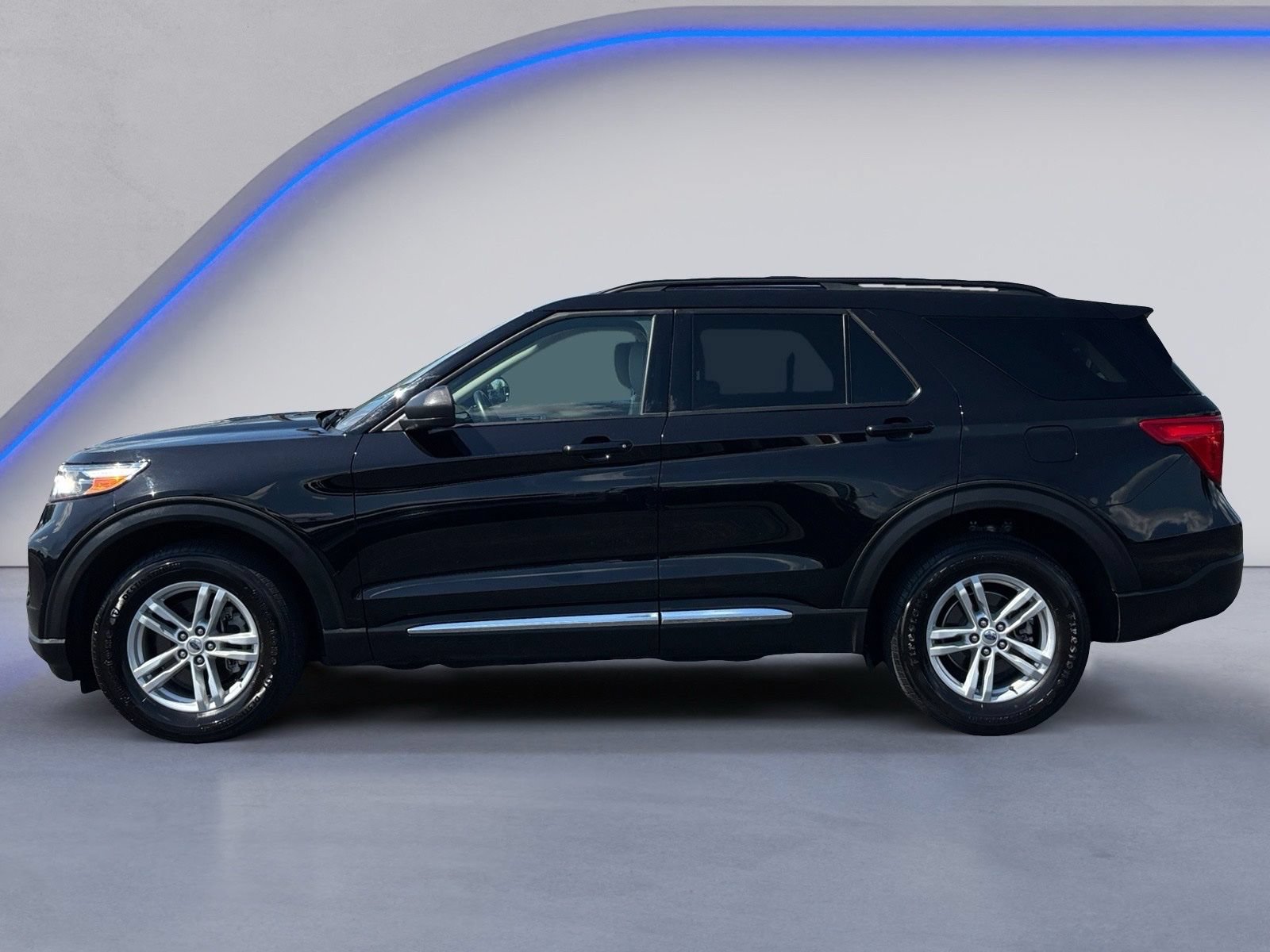 Certified 2023 Ford Explorer XLT w/ Equipment Group 202A AWD/4WD image 7