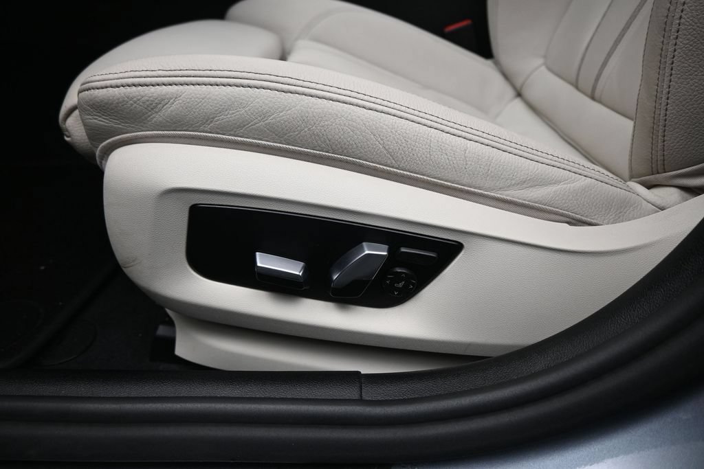 Used 2022 BMW 530e w/ Convenience Package RWD image 11