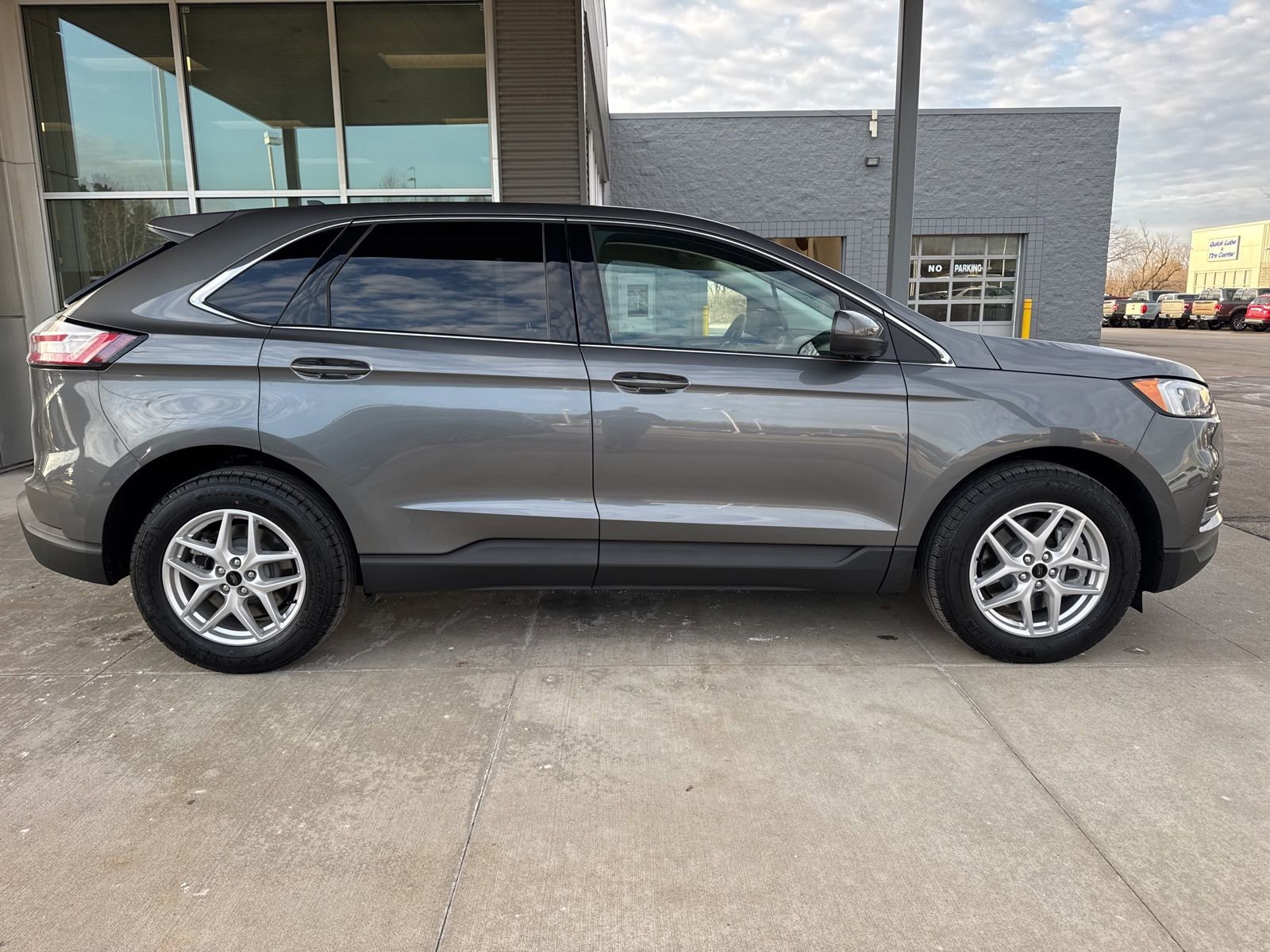 Certified 2024 Ford Edge SEL w/ Convenience Package image 2