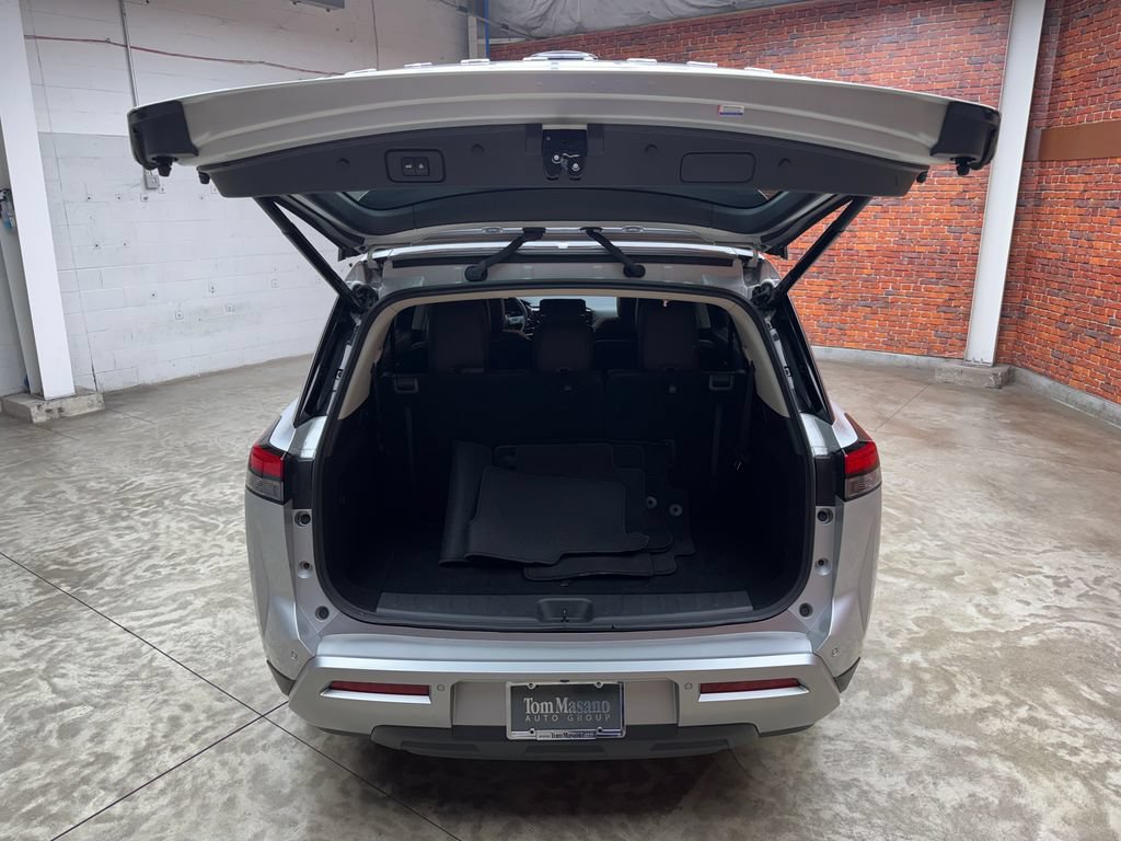 Used 2025 Nissan Pathfinder SL AWD/4WD image 29