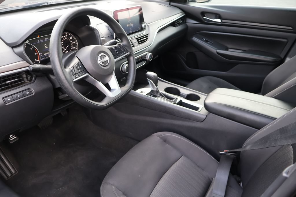 Used 2025 Nissan Altima 2.5 SV FWD image 3