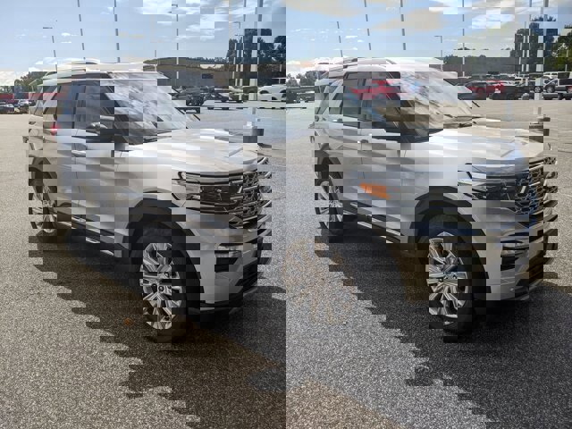 Certified 2022 Ford Explorer Limited w/ Limited Technology Package image 2