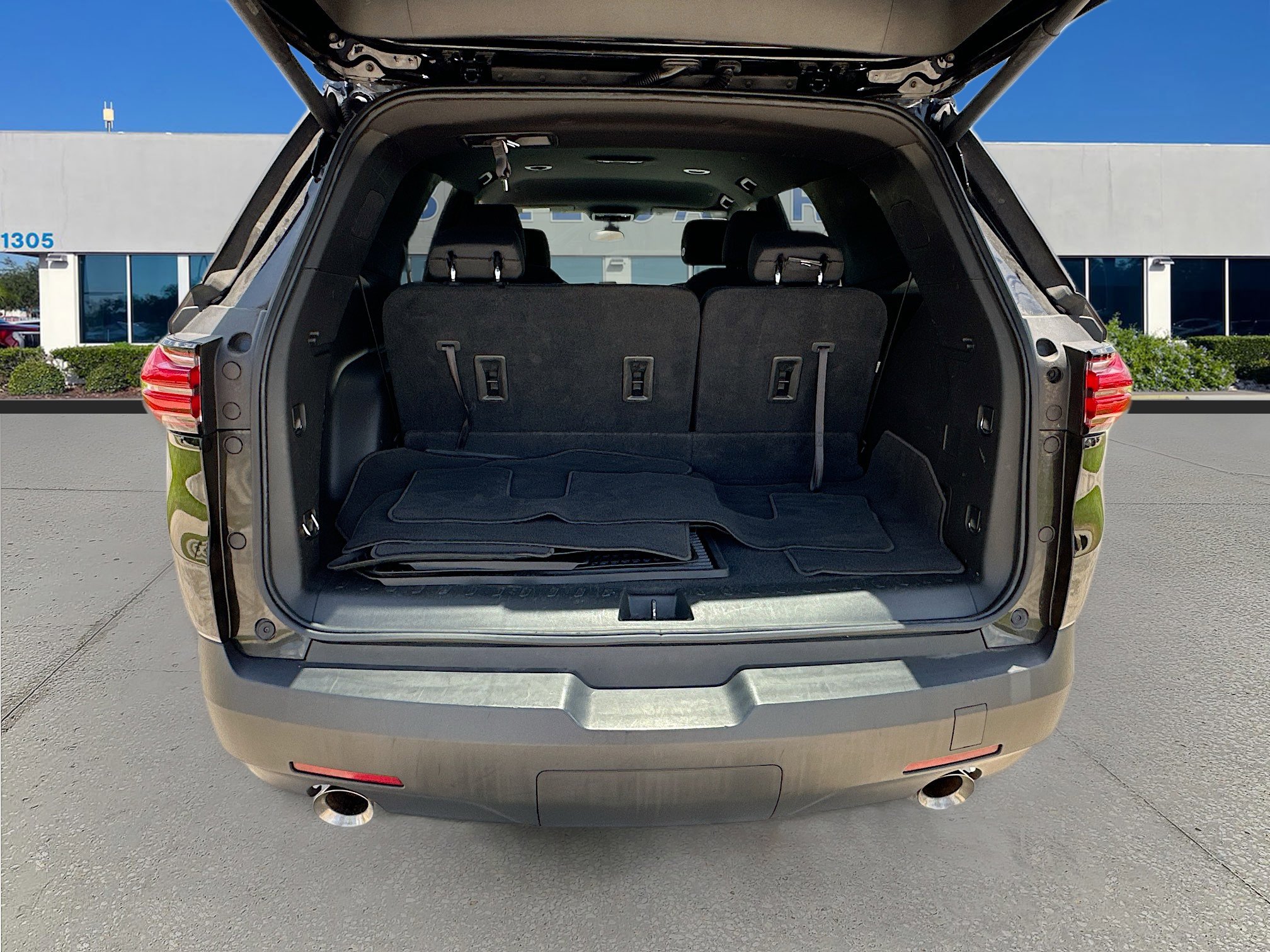 Used 2023 Chevrolet Traverse LT FWD image 24