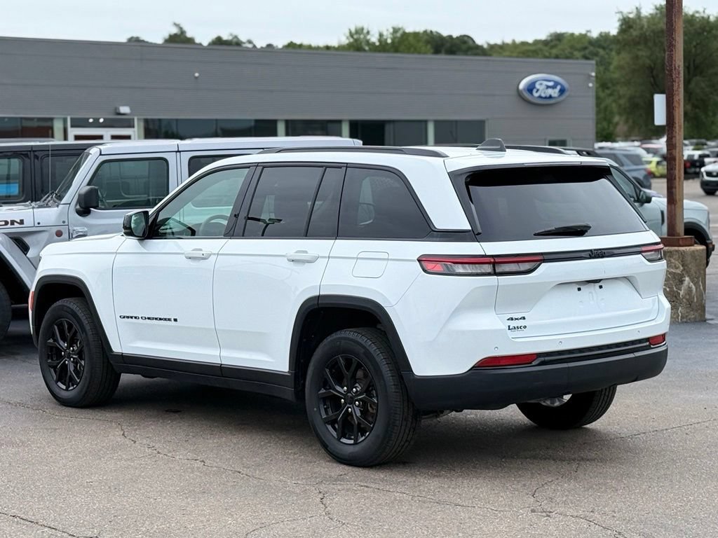 Used 2025 Jeep Grand Cherokee Altitude AWD/4WD image 34