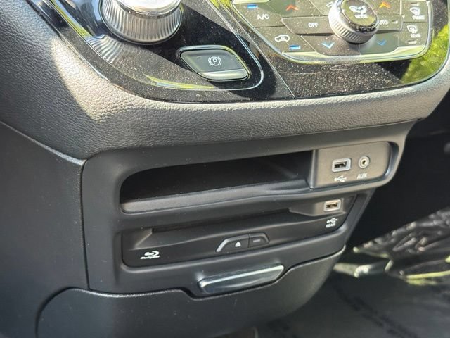 Used 2020 Chrysler Pacifica Limited w/ Advanced Safetytec Group FWD image 18