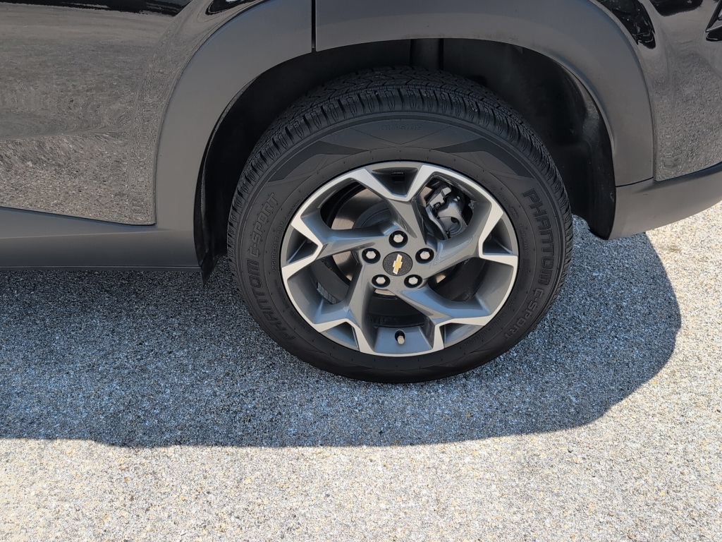 Used 2024 Chevrolet Trax LT w/ Sunroof Package FWD image 14