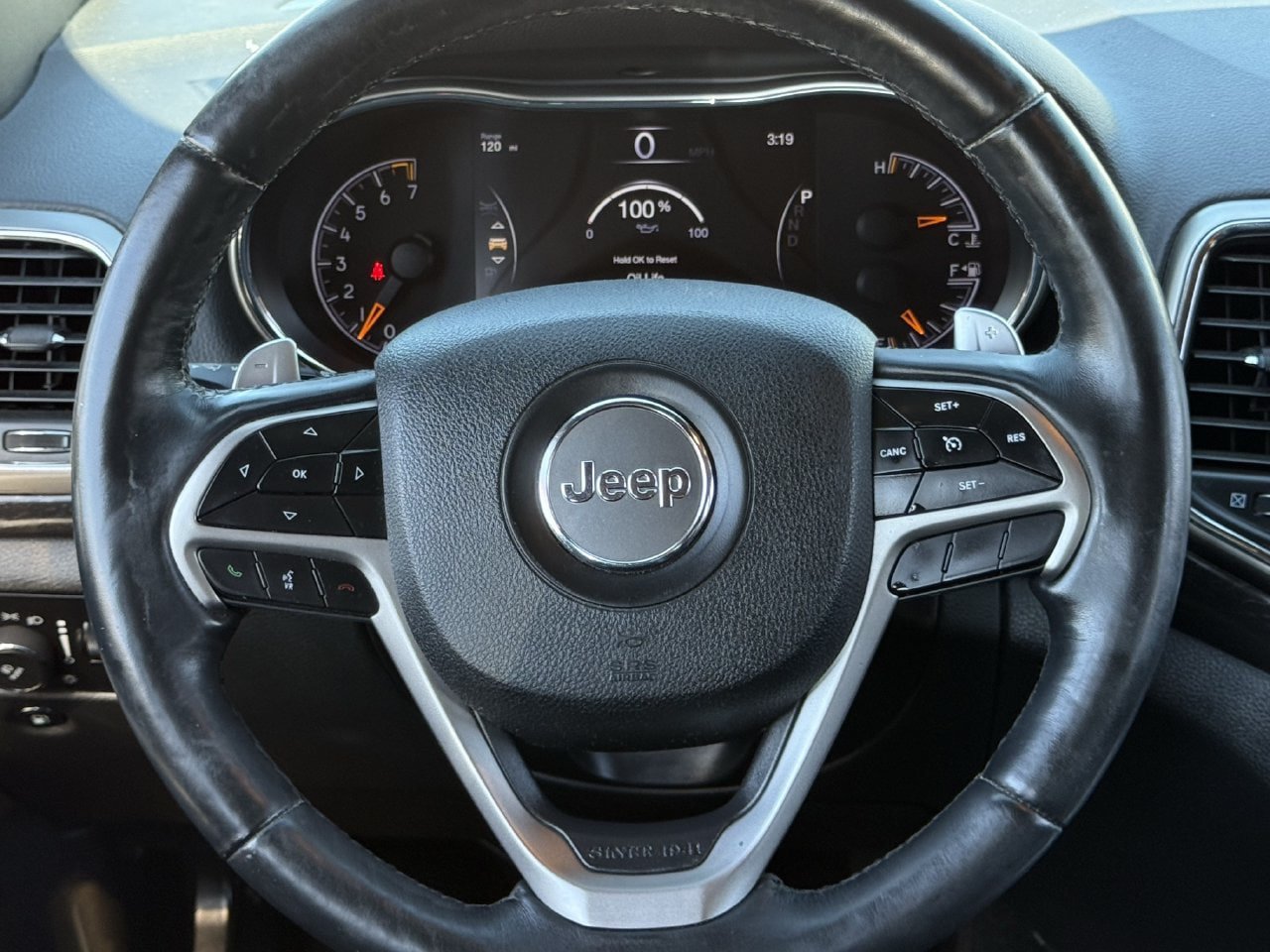 Used 2017 Jeep Grand Cherokee Altitude RWD image 11