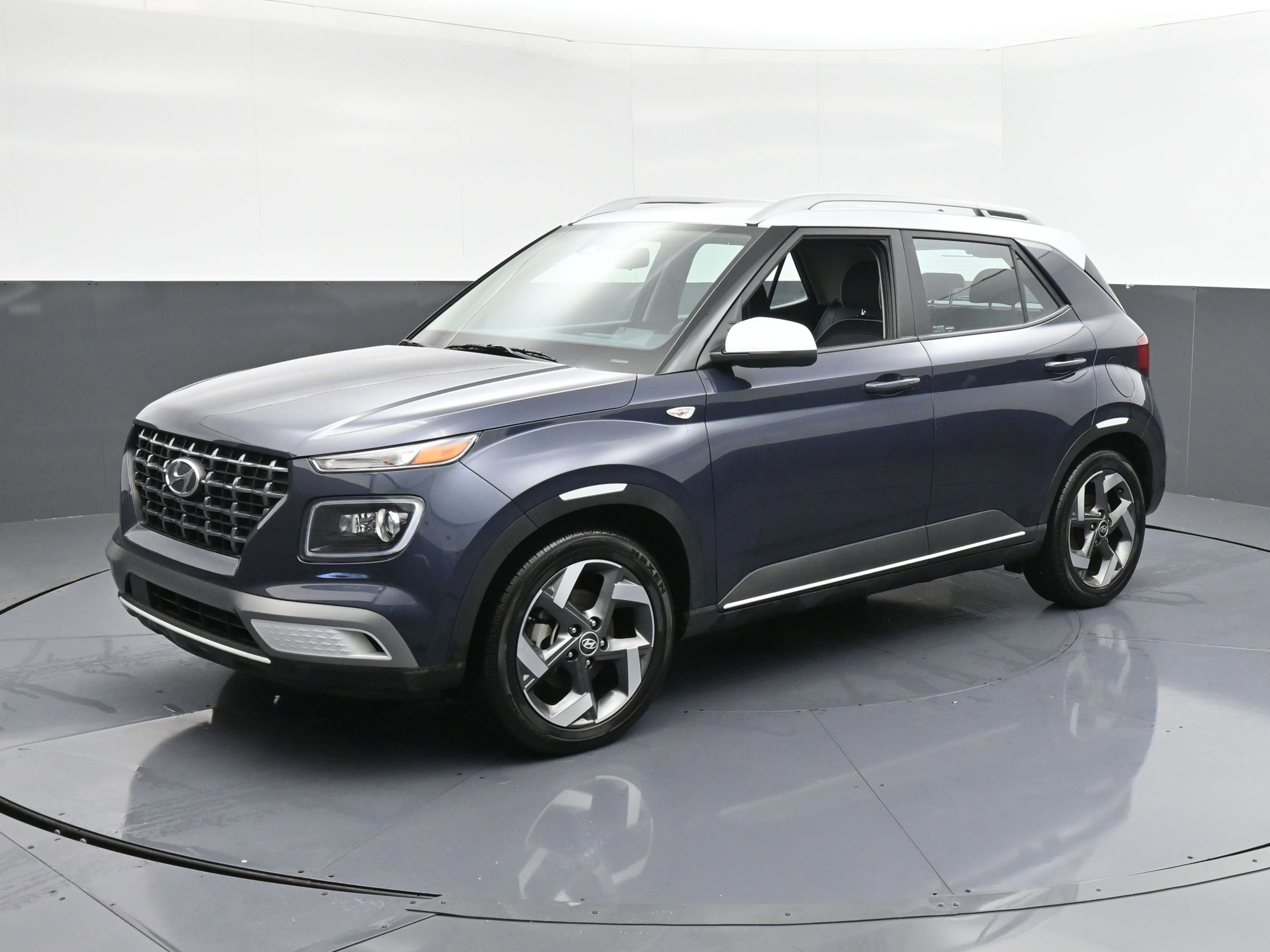 Used 2023 Hyundai Venue Limited w/ Cargo Package image 2