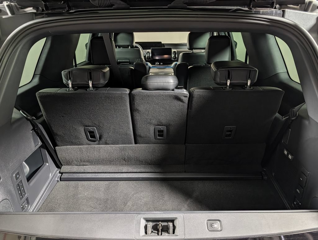 Certified 2025 Ford Expedition Platinum w/ Stealth Performance Package AWD/4WD image 6
