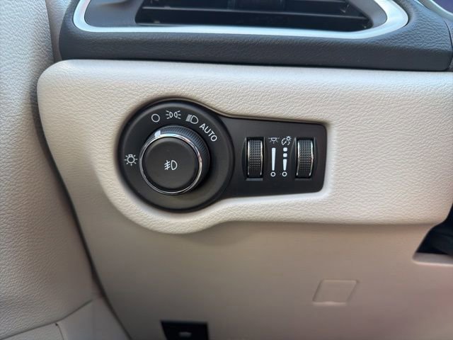 Used 2023 Chrysler Pacifica Touring-L image 28