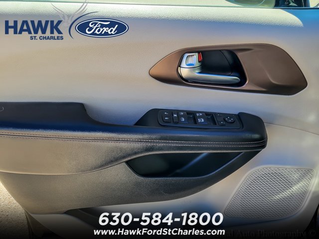 Used 2019 Chrysler Pacifica Touring-L FWD image 17