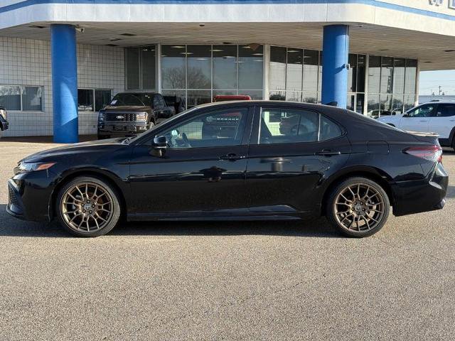 Used 2023 Toyota Camry SE image 2