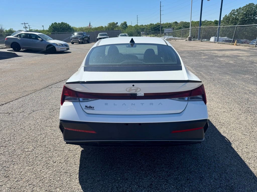 Used 2025 Hyundai Elantra Sport FWD image 3