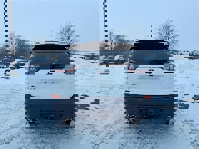 Used 2019 Jeep Cherokee Latitude w/ Cold Weather Group image 3