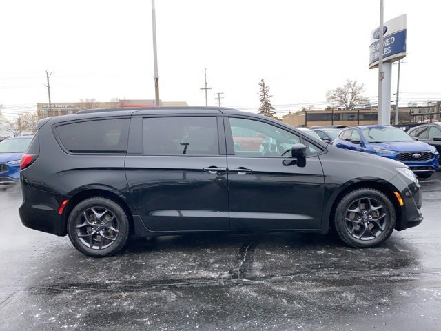 Used 2018 Chrysler Pacifica Touring-L Plus image 2