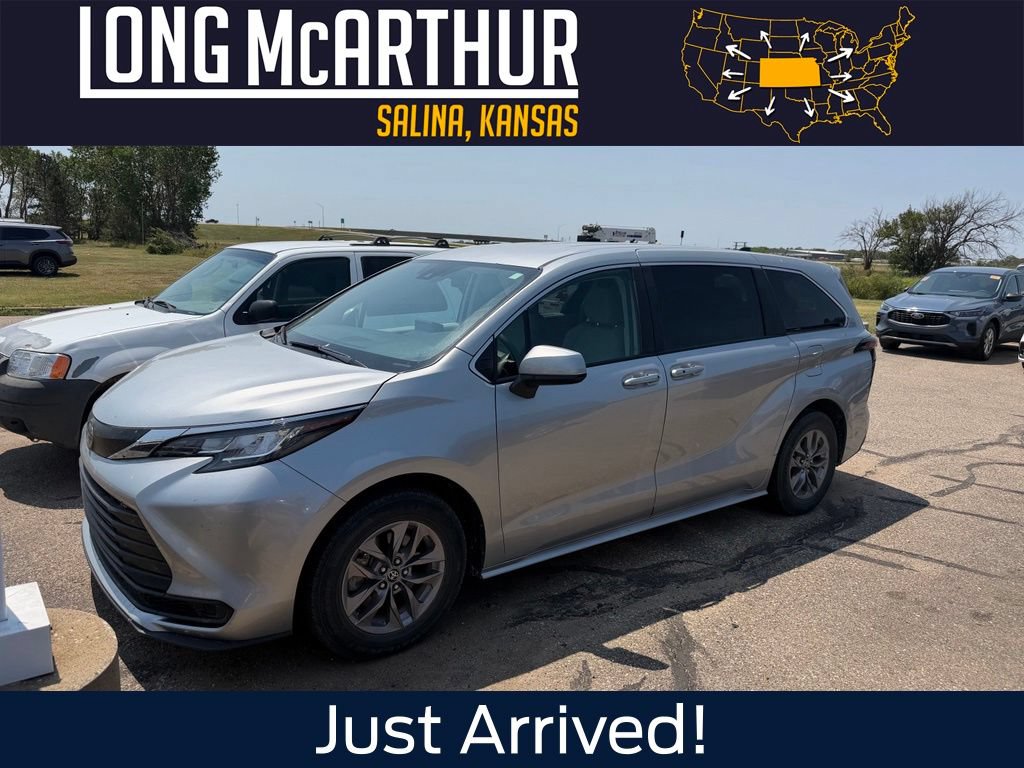 Used 2023 Toyota Sienna LE FWD image 1