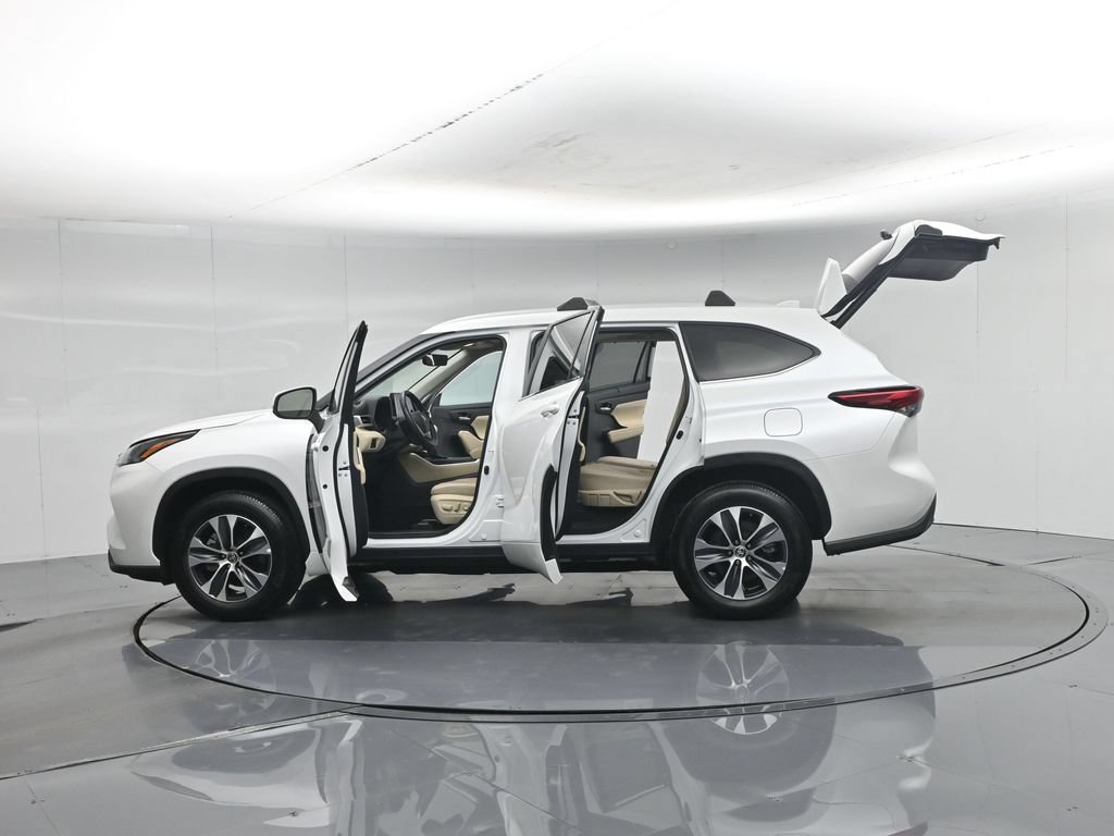 Used 2023 Toyota Highlander XLE FWD image 38