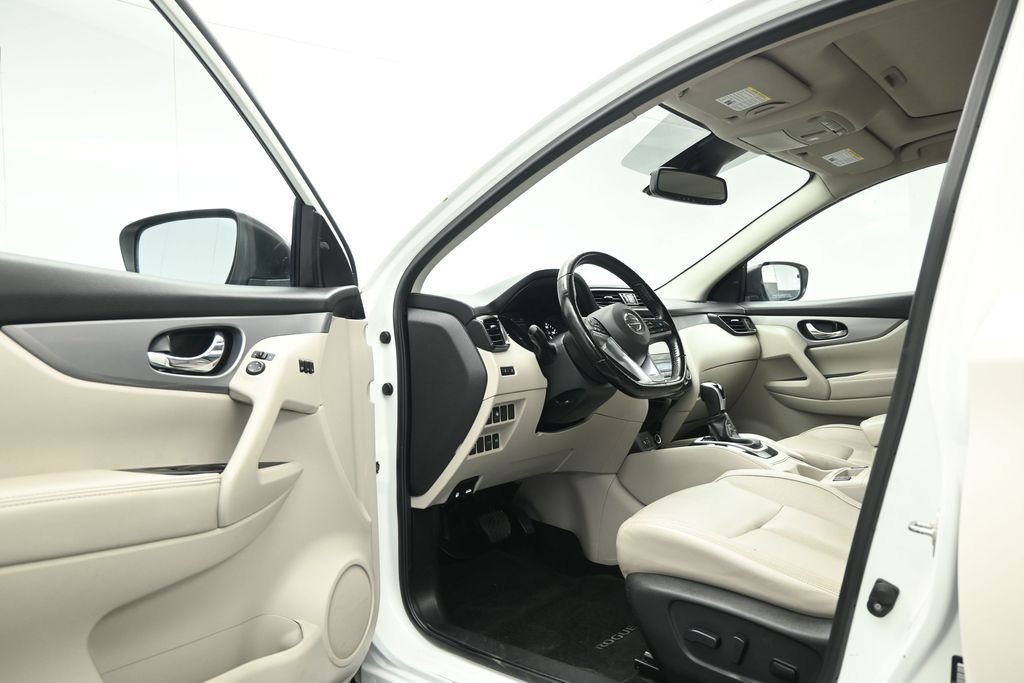Used 2020 Nissan Rogue Sport SL w/ Premium Package FWD image 9