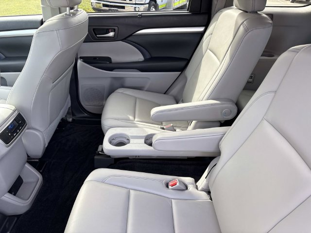 Used 2019 Toyota Highlander XLE FWD image 19