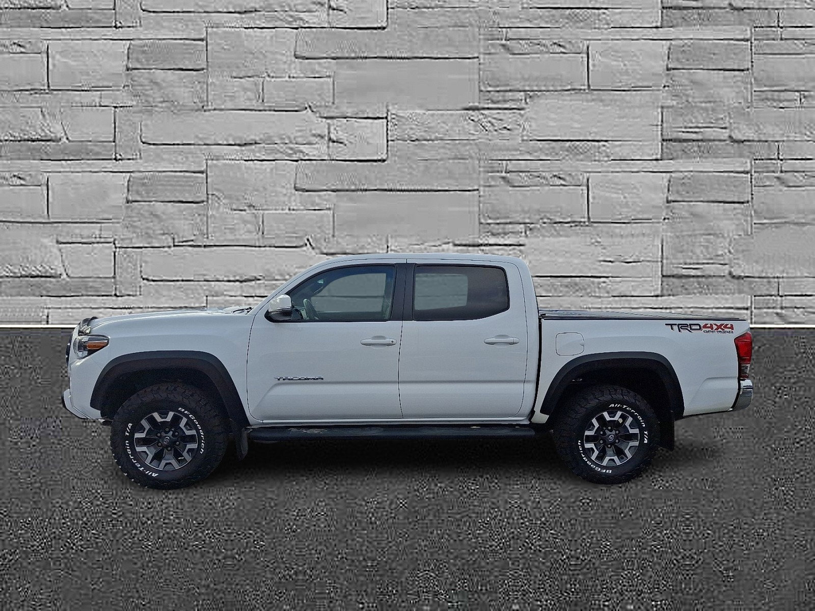 Used 2017 Toyota Tacoma TRD Off-Road image 6