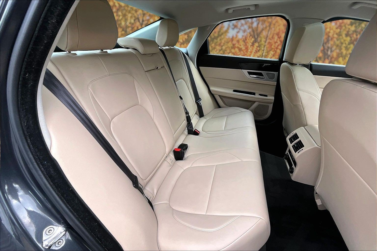 Used 2017 Jaguar XF Premium AWD/4WD image 29