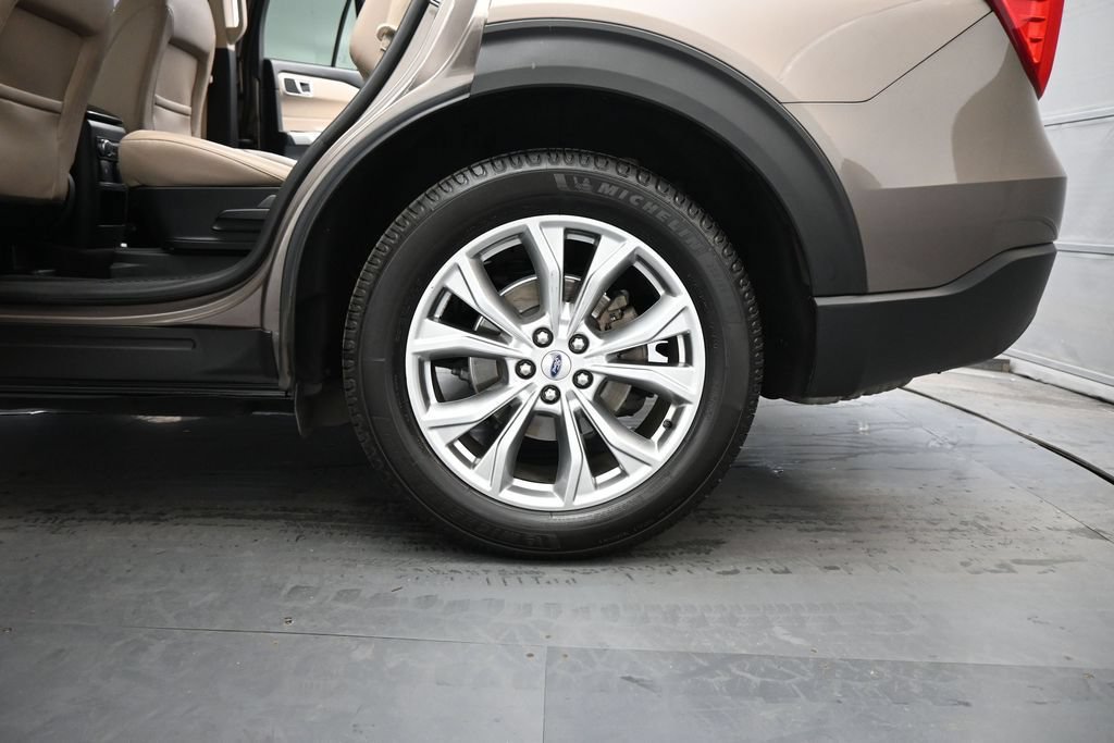 Certified 2021 Ford Explorer XLT w/ Equipment Group 202A RWD image 22