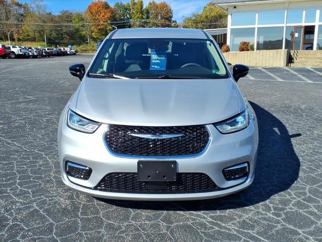 Used 2024 Chrysler Pacifica Touring-L image 4