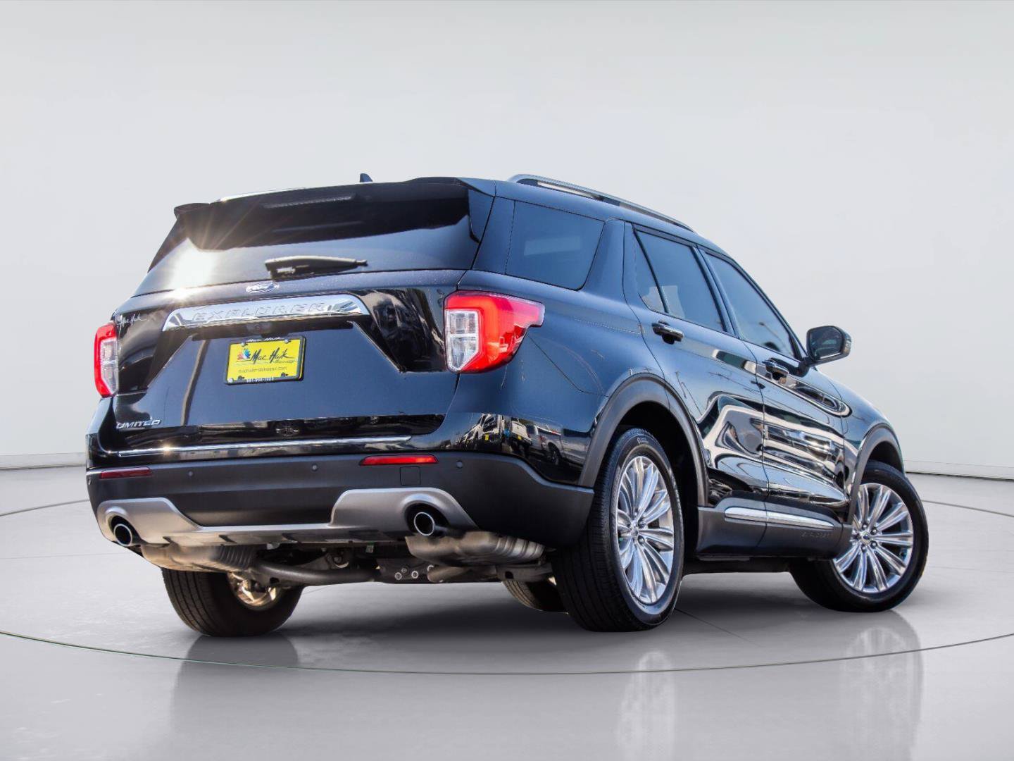 Certified 2024 Ford Explorer Limited w/ Limited Technology Package RWD image 4