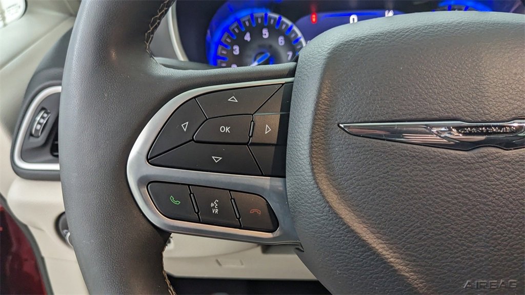 Used 2024 Chrysler Pacifica Touring-L image 27