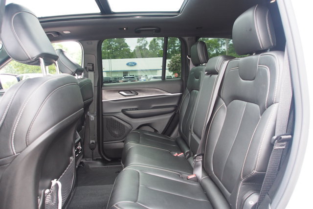 Used 2024 Jeep Grand Cherokee Limited w/ Black Appearance Package AWD/4WD image 21