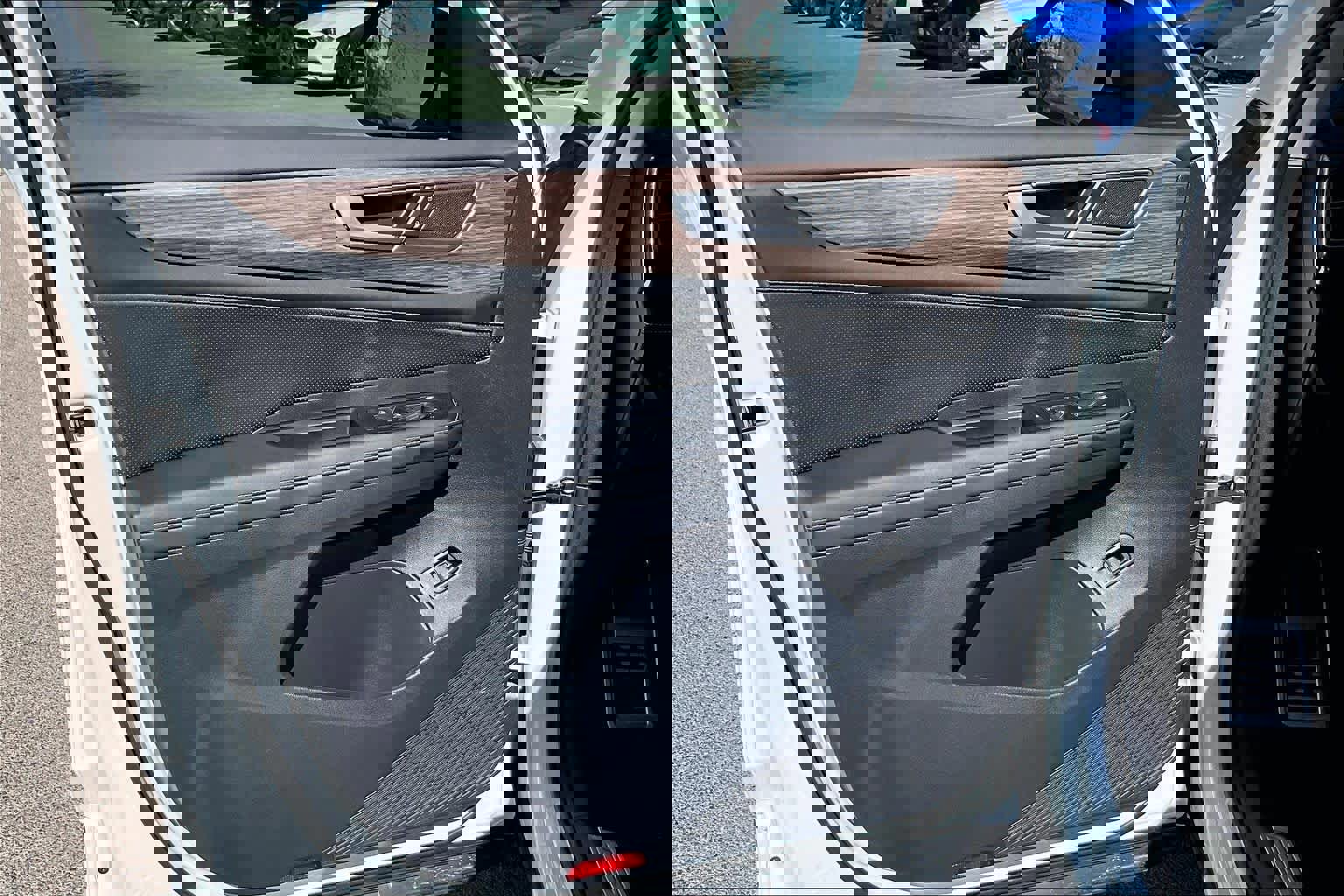 Used 2025 Volkswagen Atlas SEL Premium R-Line image 22