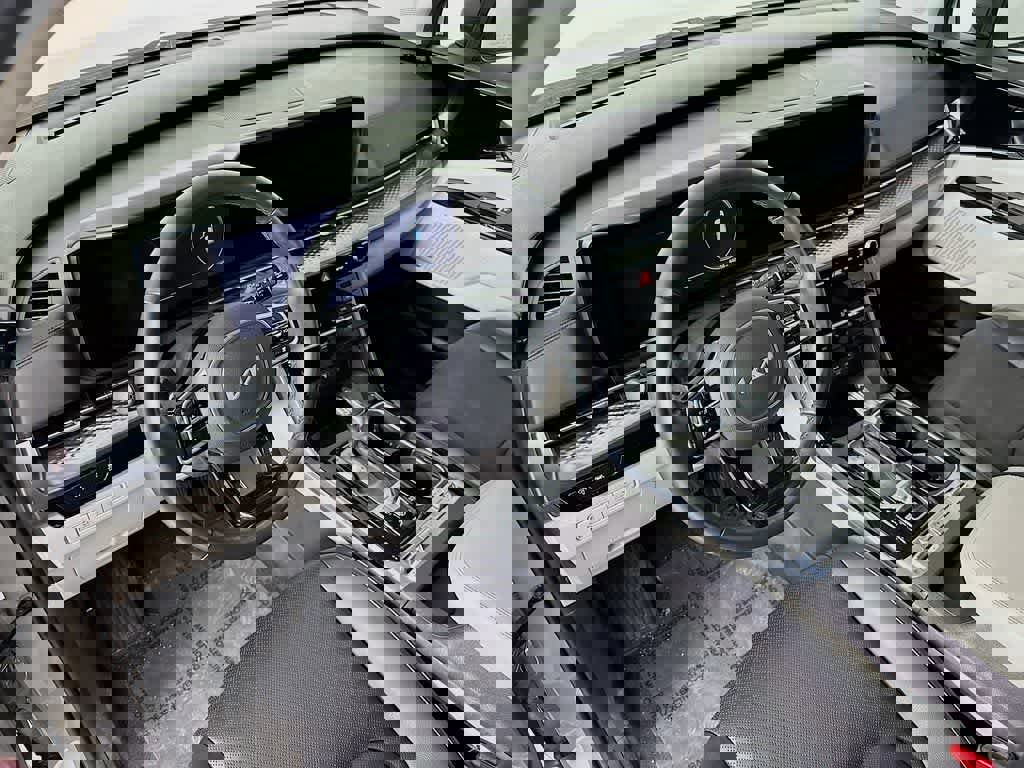 Used 2023 Kia Carnival SX Prestige image 9